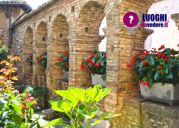 Balconi, finestre e vicoli fioriti a Spello (Umbria)