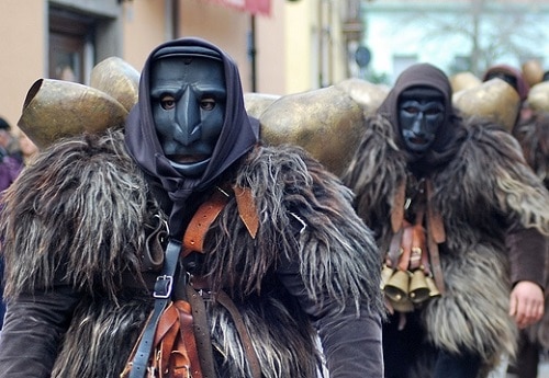 Carnevale Mamuthones Issohadores Sardegna folclore riti Mamoiada