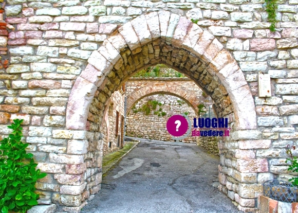 Antica porta medievale nelle mura di Corciano